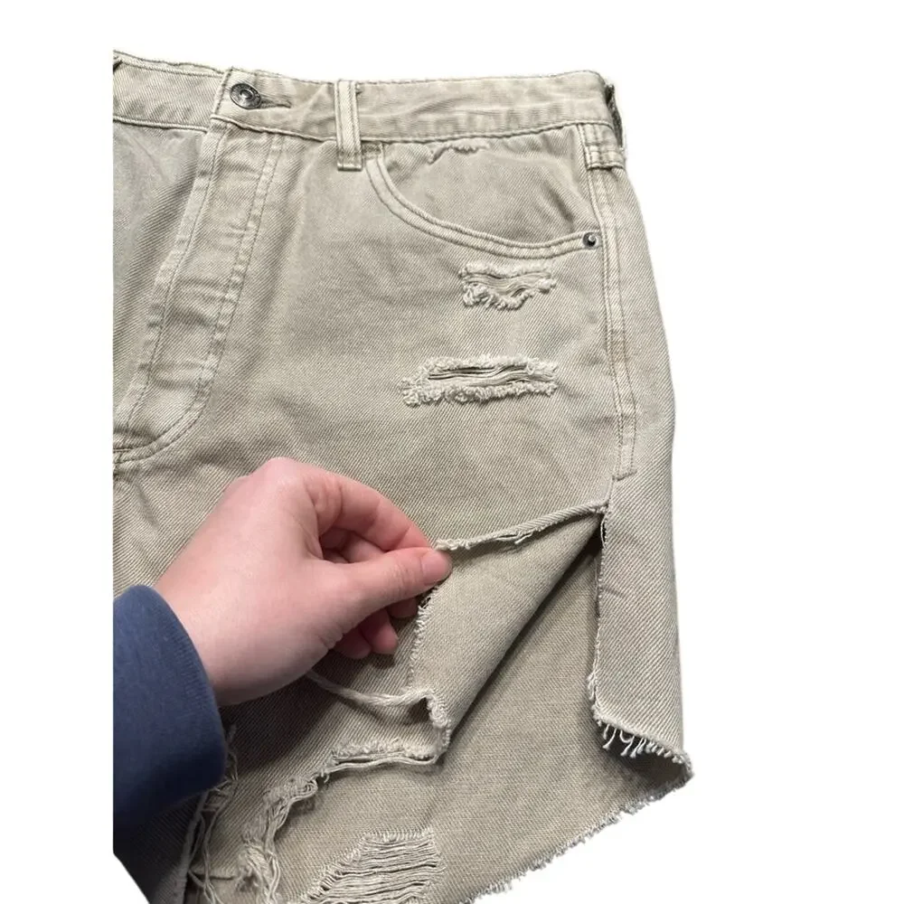 We The Free Jean Mom Shorts Women 27 Grey Excellent‎ Distressed Button Fly